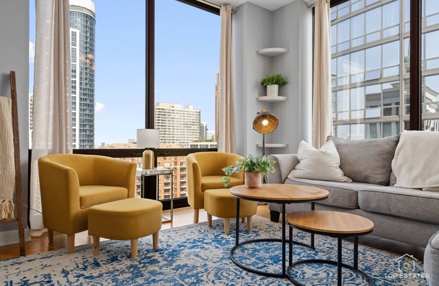 2 Bedrooms Condo In Chicago