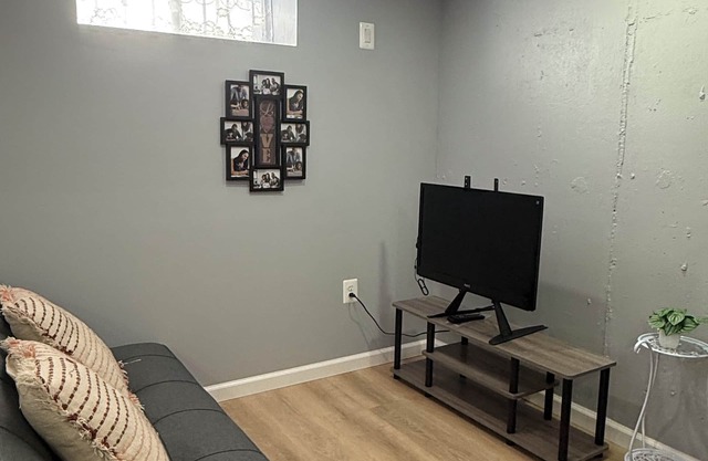 2 beds, 1 bath, 1 car private parking not sharing