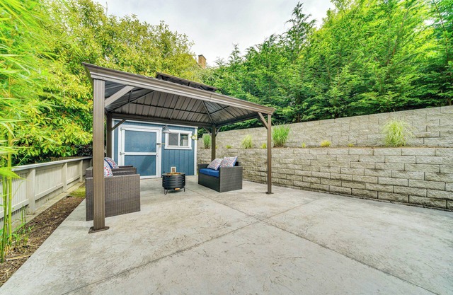 2 Blocks to Beach Park: Cozy Seattle Townhome