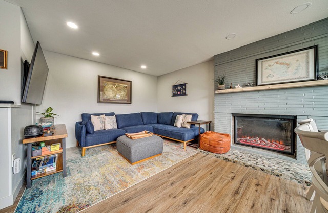 2 Blocks to Beach Park: Cozy Seattle Townhome