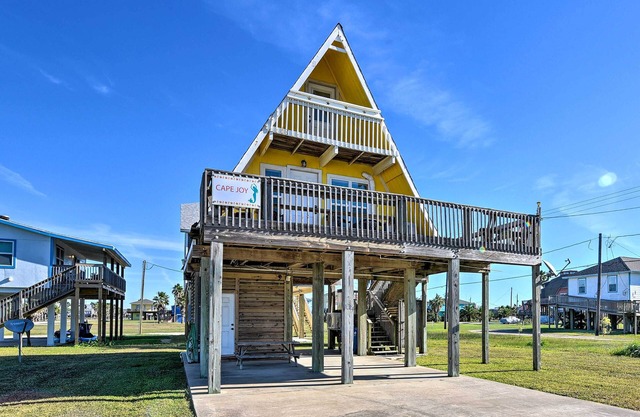 2 Blocks to Surfside Beach: A-Frame Home w/Deck