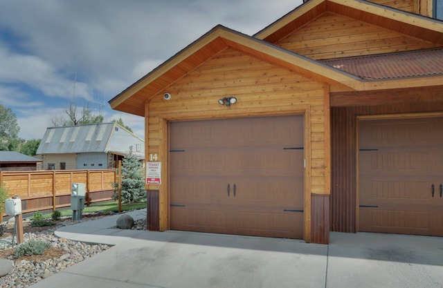 2 BR, 2 Story Townhome. Close to Town, Park, River, Hot Springs