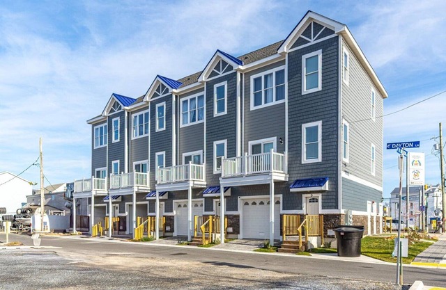 2 Br/2Ba townhouse in downtown OC by Rt 50 bridge, perfect location for festival goers