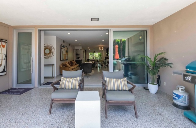 2 BR Chic Mid Century located in the heart of Palm Springs w/stunning pool