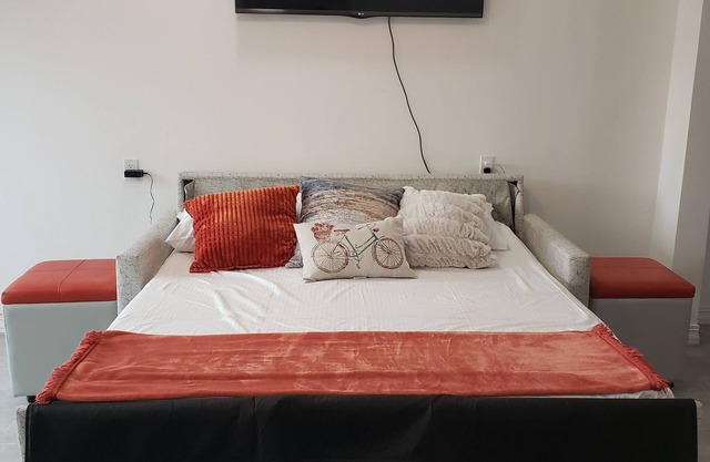 2 Br home, Sleeps 10, 1 min walk to Rosarito Beach