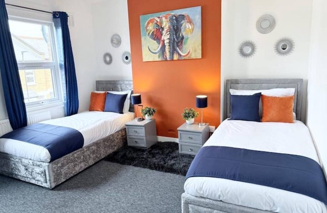 2 BR | Parking| Garden| Contractors welcome| Near West Norwood Station| sleeps 5