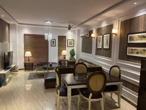 2 BR Suite Central location-Gulberg