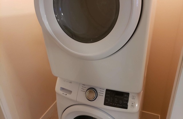 2 BR SUITE with Spacious Kitchen and Hi Speed Internet Ideal for Long Stays