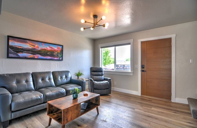 2 BR Townhome, Free WiFi, Parking & Laundry. Pets Welcome