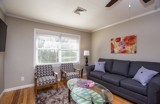 2 BR Trendy Apt Walking Distance to Hospital