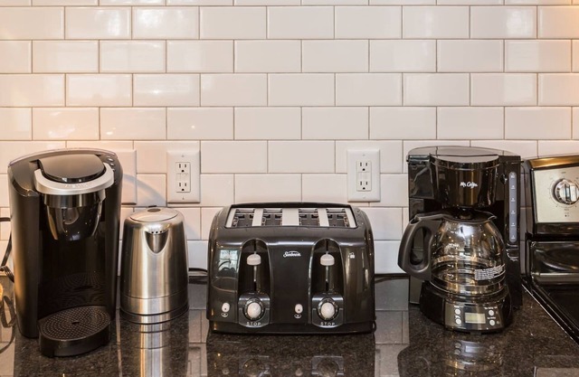 2 BR Trendy Apt Walking Distance to Hospital