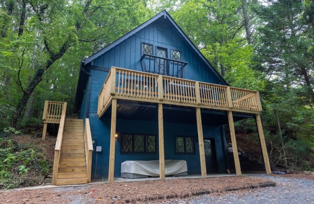 2 Cabins, Walk 2 Helen, Air Hockey, Theater for 40