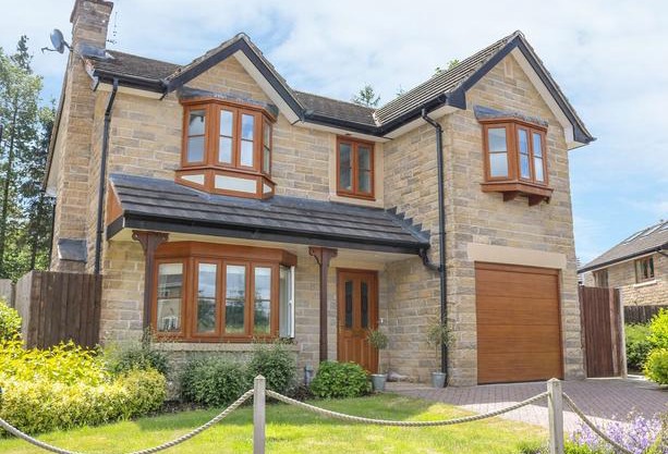 2 Carr Farm Close, Glossop