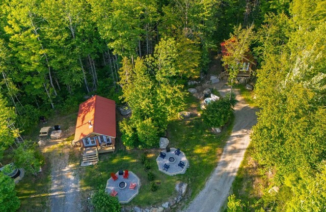 2 Charming Cabins! 2 Hot Tubs! Dogs Welcomed