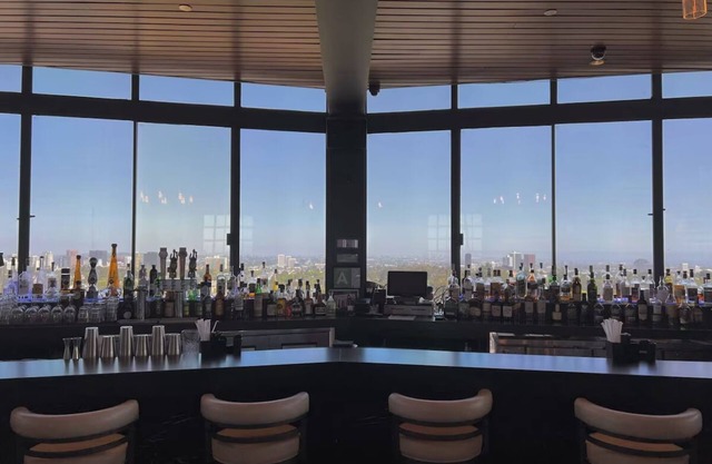 2 Charming Rooms Near LA Attractions – Enjoy Rooftop Dining and Iconic Views