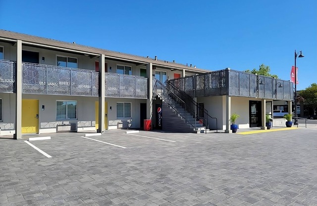 2 Chic Decor Units, FREE Parking! Minutes to Municipal Rose Garden!