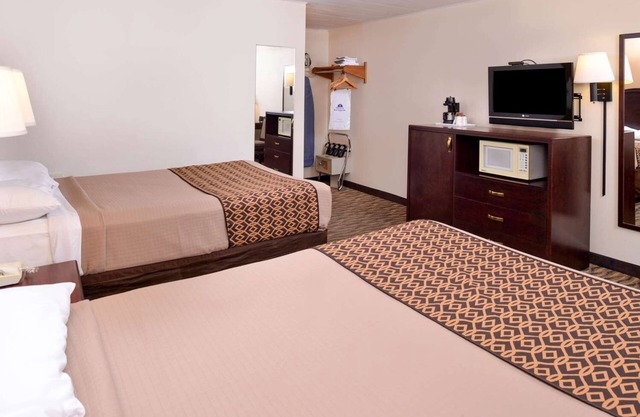 2 Comfortable Rooms w/Outdoor Plug-Ins Near Iowa Western Community College