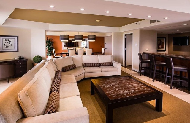 2 Connecting Suites at a 4⭐️ Hotel