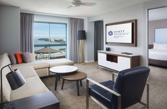 2 Connecting Suites at a 4⭐️ Hotel