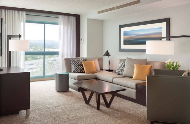2 Connecting Suites at a 4⭐️ Hotel