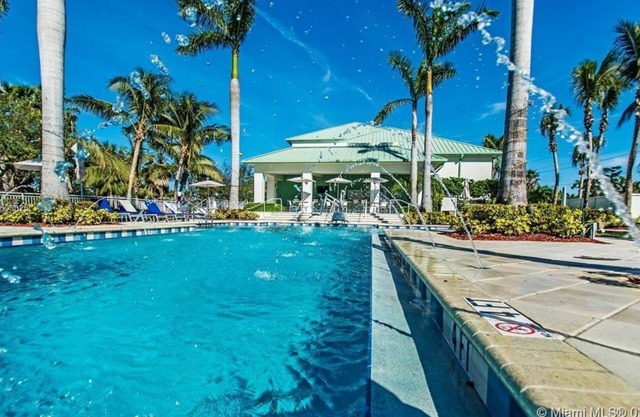 2 Convenient Rooms that Close to Everything | Outdoor Swimming Pool + Hot tub