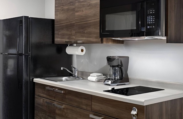 2 Convenient Rooms w/Kitchen & Outdoor Grill Close to Shopping & Coffee Shops