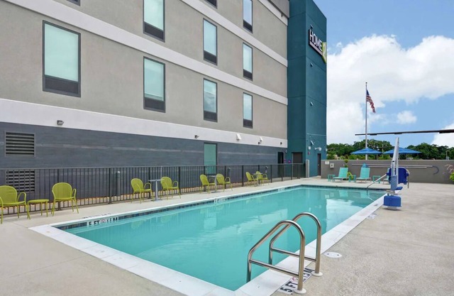 2 Convenient Units! Free Parking, Breakfast, Close to Historic Pensacola Village