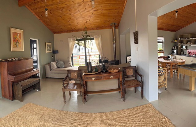 2 cottages - hot tubs, fireplaces, pool table, sea views, mountain views, wi-fi