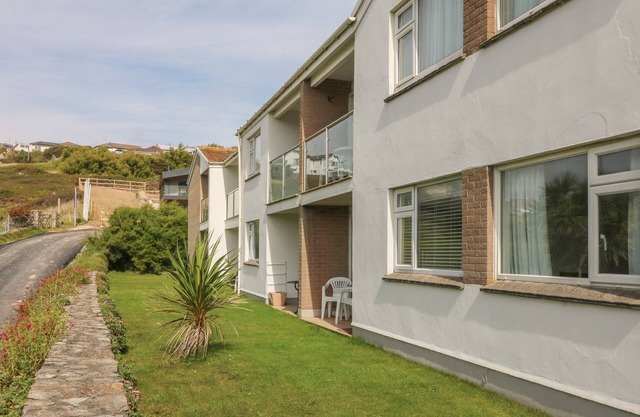 2 EUROPA COURT, pet friendly, country holiday cottage in Mawgan Porth