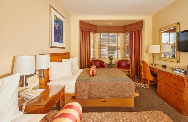 2 Family Ready Stay Close to Liberty Bell Center | Free Breakfast