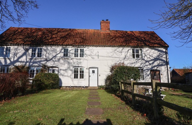 2 GREENSLEEVES, pet friendly, with open fire in Friston
