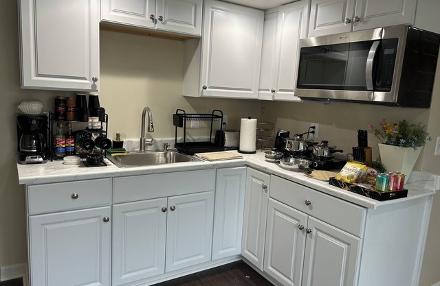 2-King Beds bedrooms house in Manassas with Playroom & full amenities provided