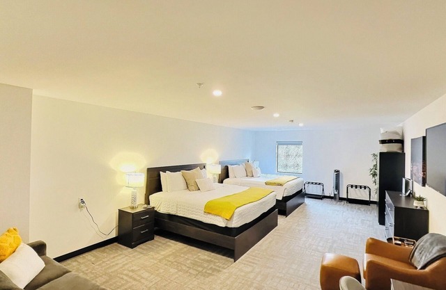 2 King Beds By Cedar Point Sports Force Sleeps 6!