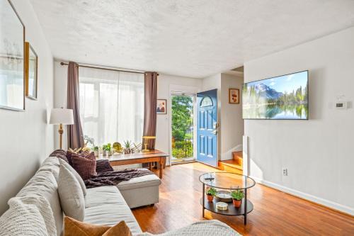 - 2 King Beds & Free Parking - Vintage Retreat - Floyd's Freedom