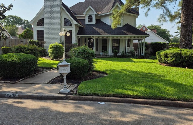 2 King Beds, Swimming Pool, 5TV's, Pool Table, BBQ Grill, Gym Access, Fire pit