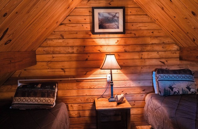 2 Lakeside : Charming 2-bedroom cabin with AC, WiFi in welcoming Solgohachia