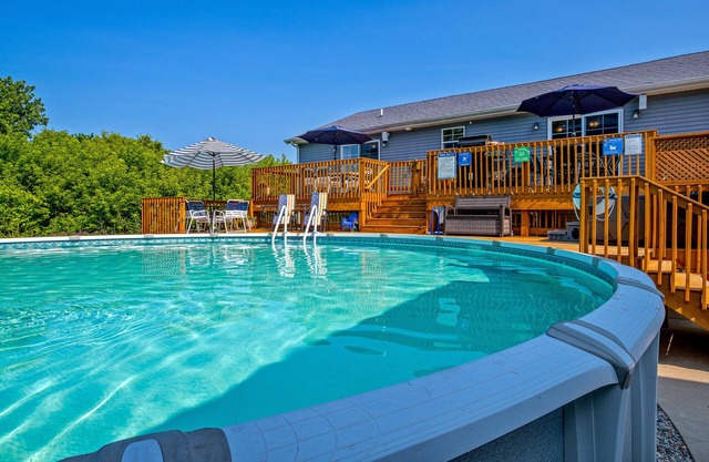 ★2-Level Deck: Huge Pool/Hot Tub Game Room/Billiards Fire Pit & more!