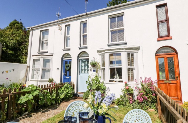 2 LINDEN TERRACE, pet friendly, character holiday cottage in Brading