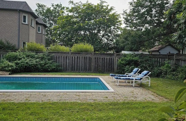 2 living rooms, 3x TVs - walkable to downtown Burlington, Hospital, Mall, Beach