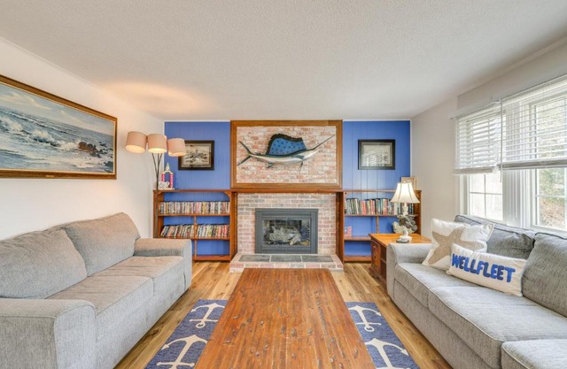 2 Mi to Beach Wellfleet Home with Bike Trail Access