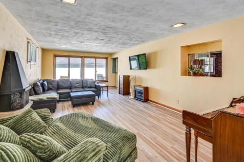 2 Mi to Dtwn Newark Pet-Friendly Home!