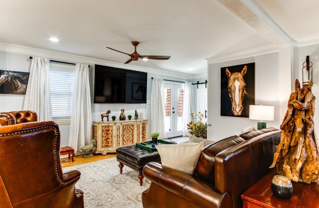 2 Mi to Historic Horse District Dog-Friendly Home