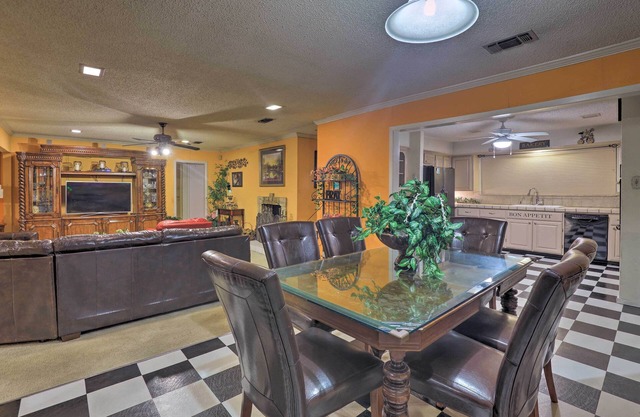 2 Mi to Lake Arlington: Spacious Escape w/Deck