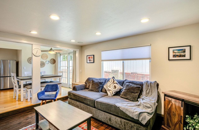2 Mi to Ocean: Long Beach Home w/Gas Grill!