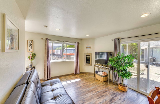 2 Mi to Old Town: House w/Grill in Eureka!