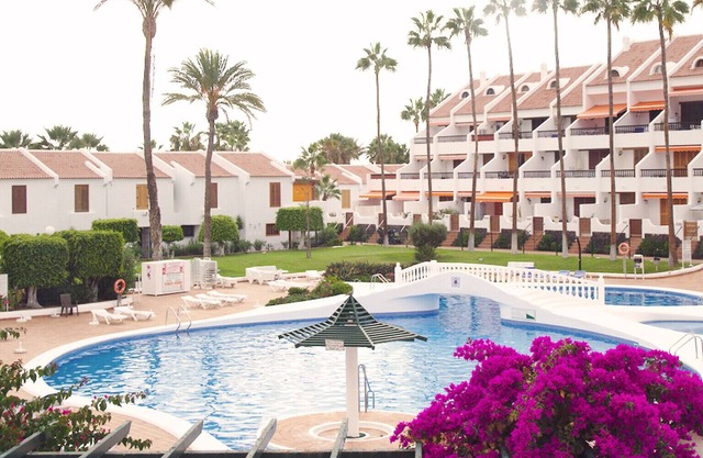 2 min Walk to Beach - Private Solarium Bungalow