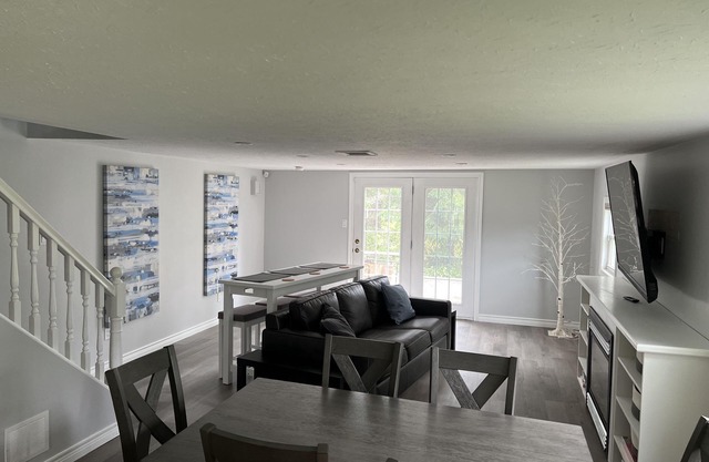 2 Mins to Water, entire house in Port Elgin sleeps 8 and comes with Free Parking