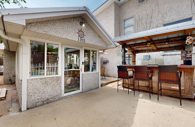 2 Minute Walk to Beach, Pet Friendly, Hot Tub, Convenient Private Parking
