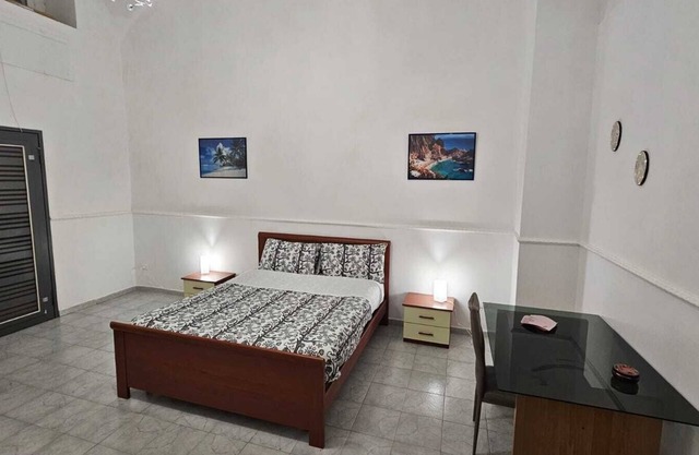 2 minutes from the Train .Apartment great for families and groups