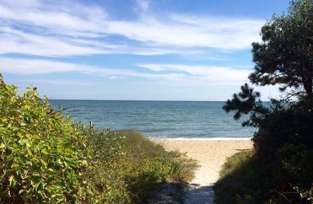 2 Modern Homes, 5-Star Reviews. Walk: Priv Beach, Shops, Dining, Mini-Golf, More